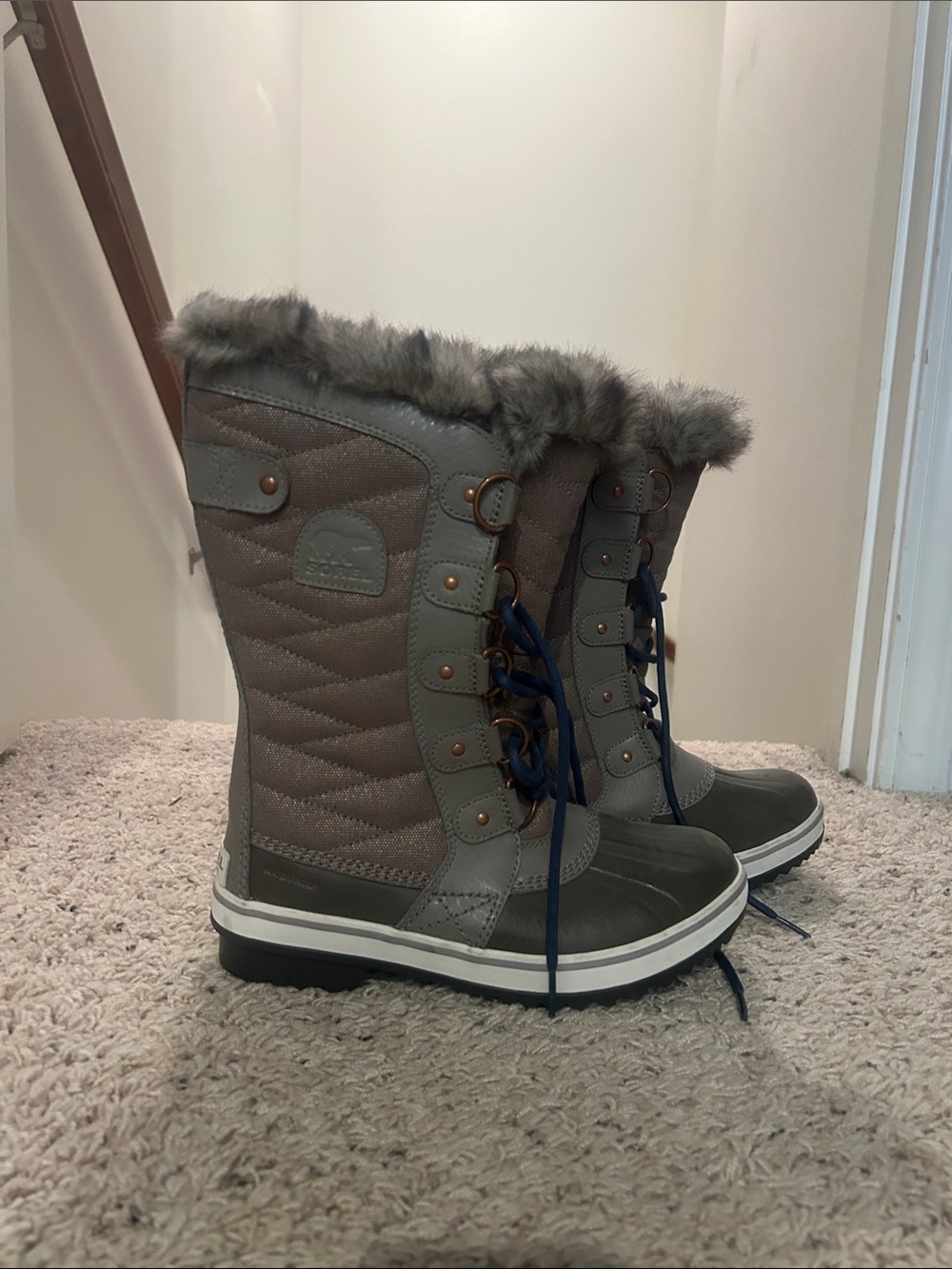 Sorel Women’s Gray Faux Fur-Trim Winter Lace-Up Boots